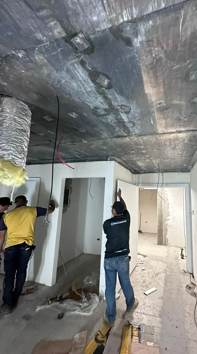 Piso de vinil conductivo instalado en el quirófano de un hospital en El Salvador